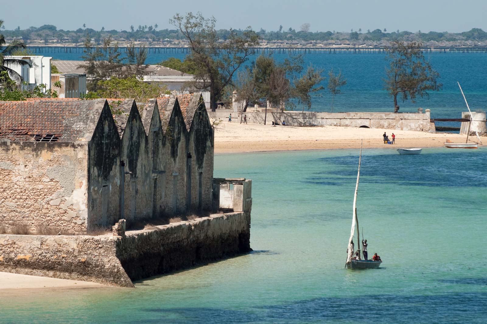 dhow-sailing-coast-Island-of-Mozambique